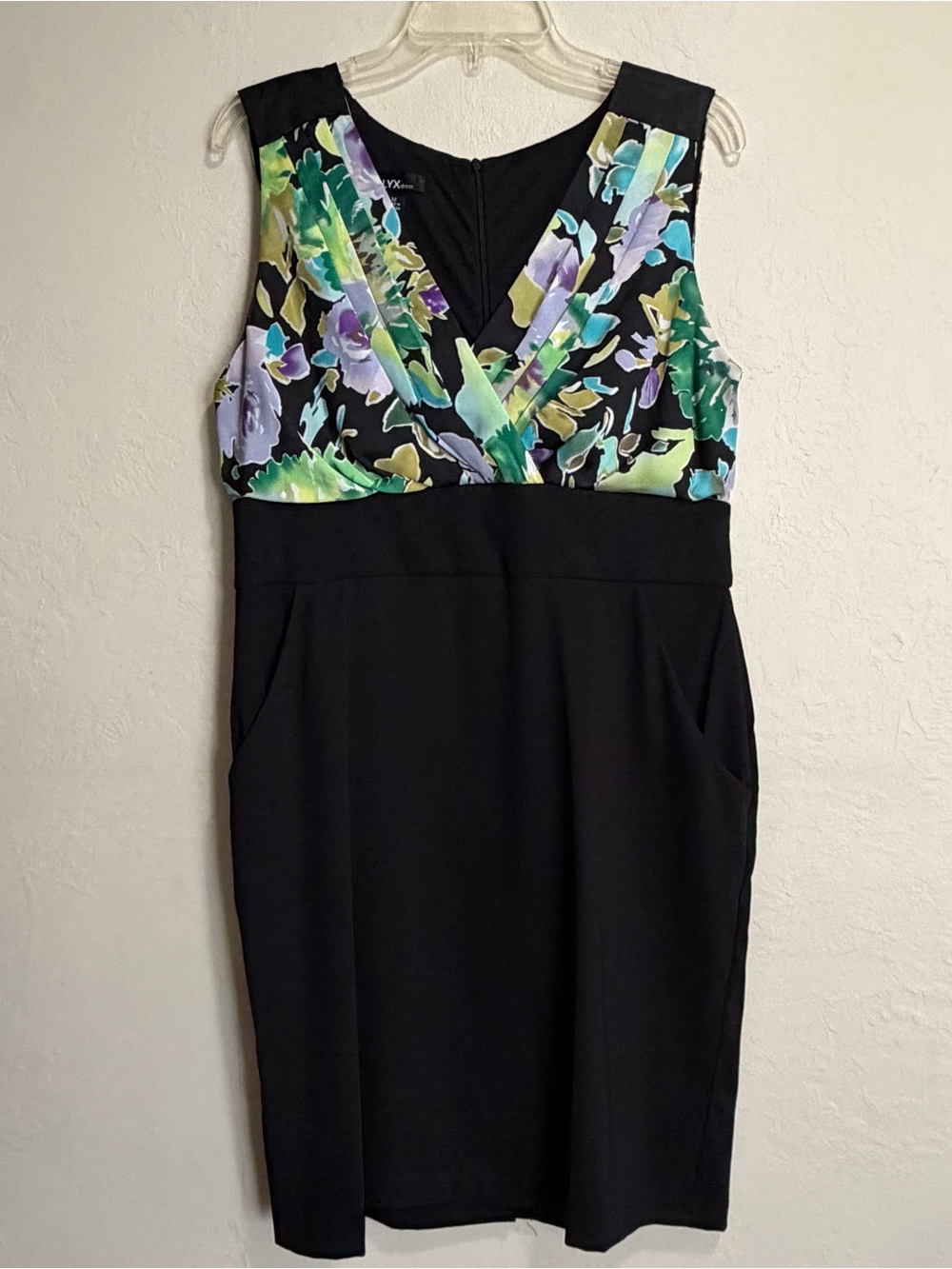 Vintage Women's Size 12 Sleeveless Floral Print V-Neck Knee-Length Black Dress